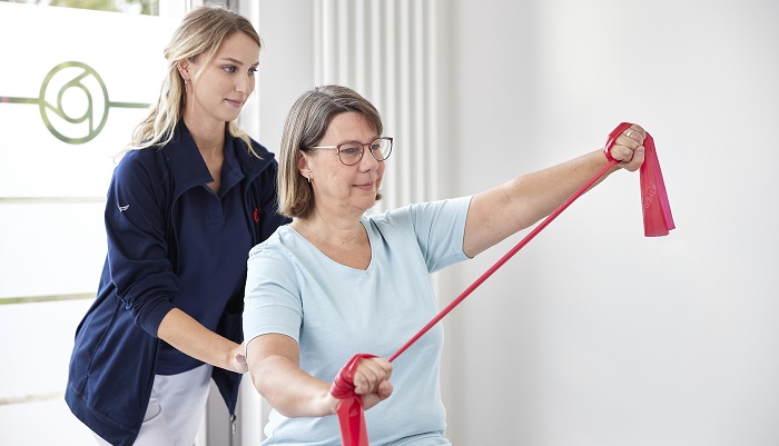 Eine Patientin mit ihrer Therapeutin bei der Einzelphysiotherapie. Eine Patientin mit ihrer Therapeutin bei der Einzelphysiotherapie.