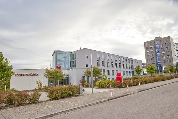 Eine Patientin mit ihrer Therapeutin bei der Einzelphysiotherapie. Eine Patientin mit ihrer Therapeutin bei der Einzelphysiotherapie.