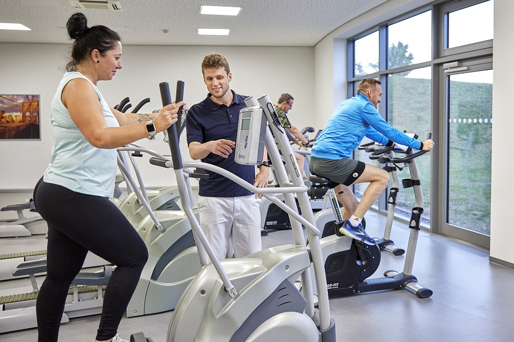 Eine Patientin bei der Bewegungstherapie mit einen Therapeuten in unserem MTT-Raum. Eine Patientin bei der Bewegungstherapie mit einen Therapeuten in unserem MTT-Raum.