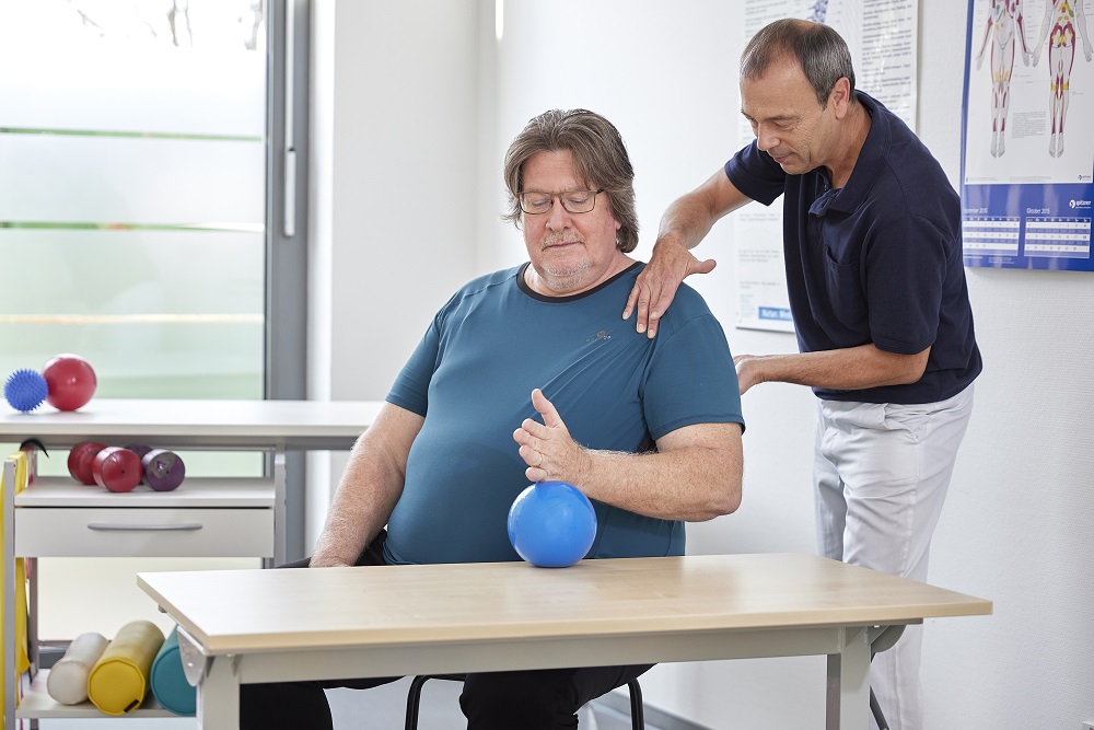 Ein Patient bei der Ergotherapie mit seinem Therapeuten in der Reha-Klinik in Püttlingen. Ein Patient bei der Ergotherapie mit seinem Therapeuten in der Reha-Klinik in Püttlingen.